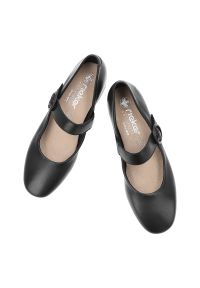 Czółenka damskie Rieker, stabilny niski obcas klasyczny fason pasek z zapięciem miękka cholewka wygodne dopasowanie elegancki charakter, czarne, 4345. Zapięcie: pasek. Kolor: czarny. Szerokość cholewki: normalna. Obcas: na obcasie. Styl: elegancki, klasyczny. Wysokość obcasa: niski #7