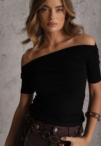 Renee - Czarny Dopasowany T-shirt z Wiskozy z Dekoltem w Łódkę Vivianna. Typ kołnierza: dekolt w łódkę. Kolor: czarny. Materiał: wiskoza #6