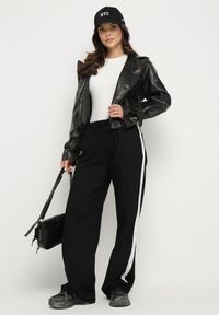 Born2be - Czarna Krótka Kurtka Typu Trencz z Imitacji Skóry z Kapturem i Wiązanym Paskiem Nilianiela. Okazja: na co dzień. Typ kołnierza: kaptur. Kolor: czarny. Materiał: skóra. Długość: krótkie. Wzór: paski. Styl: klasyczny, casual, elegancki #6