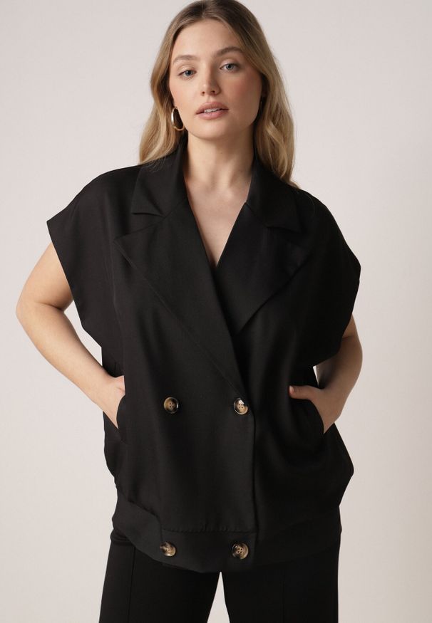 Born2be - Czarna Garniturowa Kamizelka Oversize z Dwurzędowym Zapięciem Edriana. Okazja: na co dzień, na spotkanie biznesowe, do pracy. Kolor: czarny. Materiał: poliester, jeans. Styl: casual, biznesowy, elegancki, klasyczny