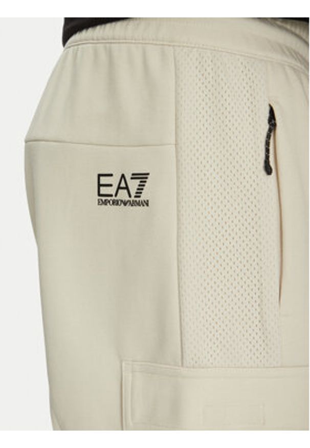 EA7 Emporio Armani Szorty sportowe 7M000326 AF12660 U1112 Écru Regular Fit. Materiał: bawełna, syntetyk. Styl: sportowy