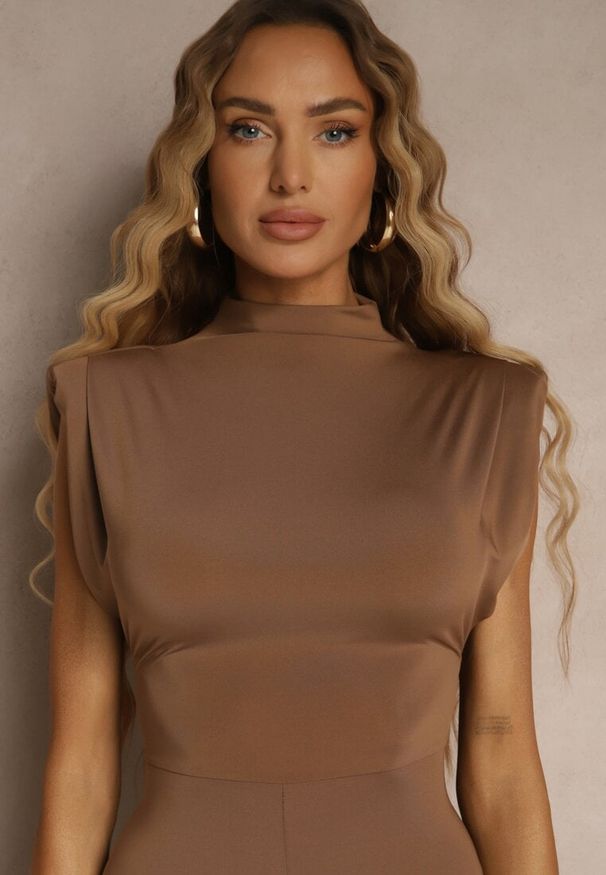 Renee - Brązowy Kombinezon Flare z Usztywnionymi Ramionami Milindea. Kolor: brązowy. Styl: elegancki, klasyczny