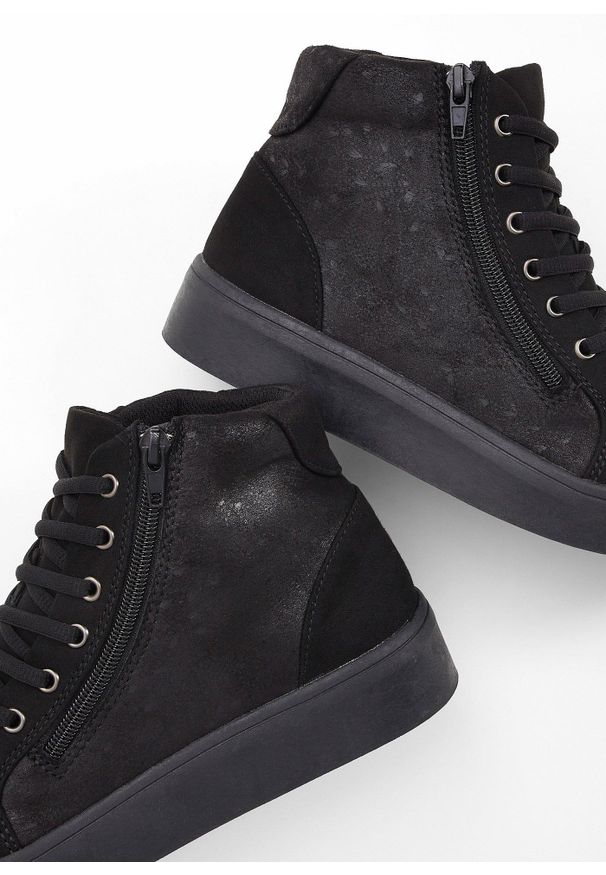 bonprix - Wysokie sneakersy ze wzorem w kwiaty. Okazja: na co dzień. Zapięcie: zamek. Kolor: czarny. Wzór: kwiaty. Obcas: na platformie. Styl: casual