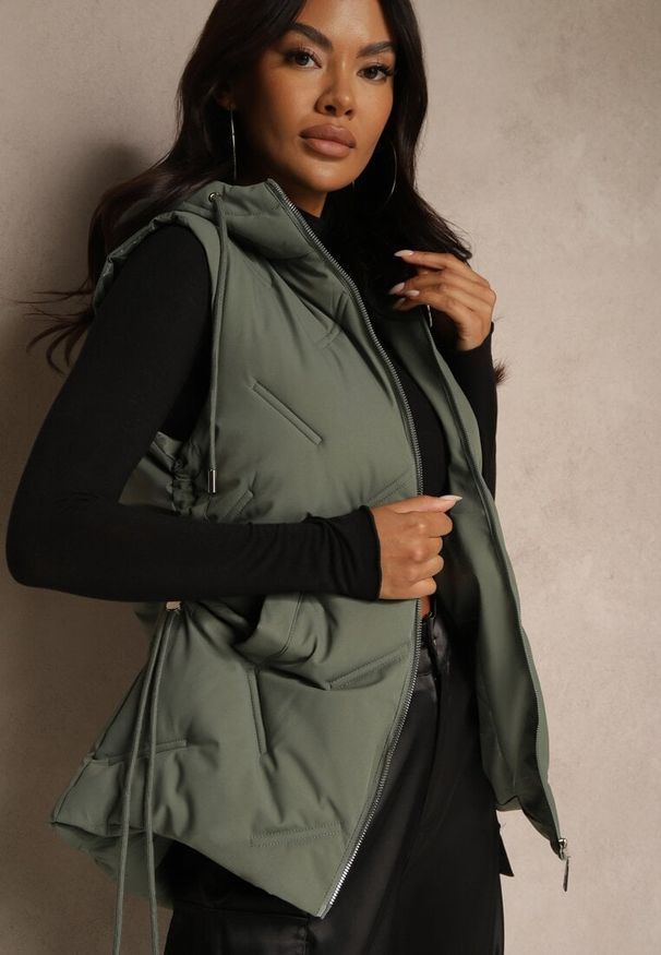 Renee - Zielona Pikowana Kamizelka z Kapturem w Stylu Basic Cleopie. Okazja: na co dzień, na spacer. Typ kołnierza: kaptur. Kolor: zielony. Styl: casual, klasyczny, sportowy