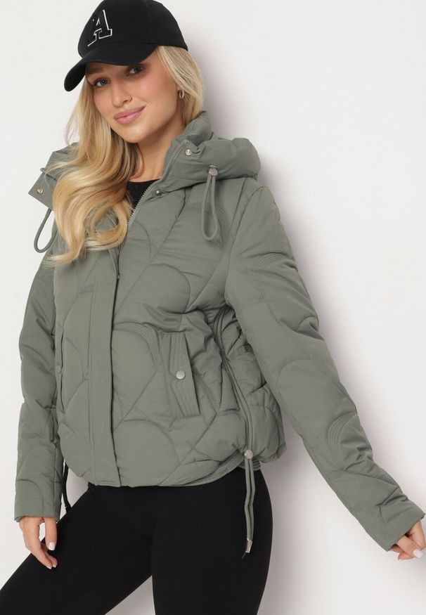 Born2be - Ciemnozielona Pikowana Kurtka o Pudełkowym Kroju z Kapturem i Ściągaczami Selizola. Okazja: na spacer. Typ kołnierza: kaptur. Kolor: zielony. Materiał: skóra, jeans. Styl: sportowy