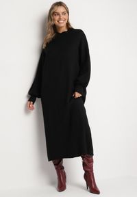 Born2be - Czarna Sweterkowa Sukienka z Półgolfem i Wiskozą o Pudełkowym Kroju Salithra. Kolor: czarny. Materiał: wiskoza. Długość rękawa: długi rękaw. Typ sukienki: proste. Styl: wizytowy, elegancki #1