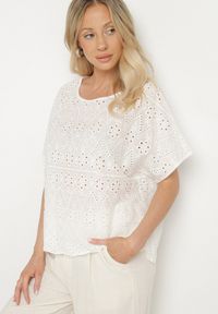 Born2be - Biała Ażurowa Bluzka z Bawełny Volleira. Okazja: na co dzień. Kolor: biały. Materiał: bawełna. Wzór: ażurowy. Styl: casual, elegancki #4
