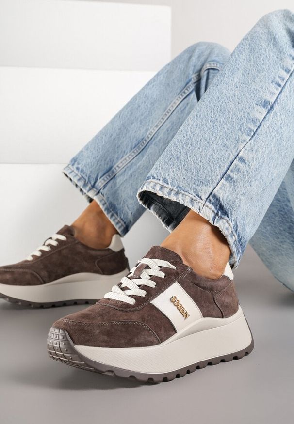 Renee - Brązowe Sneakersy na Platformie z Naturalnego Zamszu z Geometrycznym Wzorem i Napisem Latalissa. Okazja: na co dzień. Kolor: brązowy. Materiał: zamsz. Wzór: napisy, geometria. Obcas: na platformie