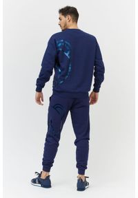 MOSCHINO Granatowa bluza męska z misiem. Kolor: niebieski. Materiał: prążkowany. Wzór: nadruk