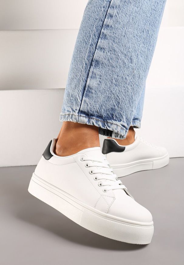Renee - Biało-Czarne Sneakersy z Cholewką przed Kostkę na Platformie Longana. Okazja: na co dzień, na spotkanie biznesowe. Wysokość cholewki: przed kostkę. Kolor: biały. Materiał: jeans. Szerokość cholewki: normalna. Sezon: lato, wiosna. Obcas: na platformie