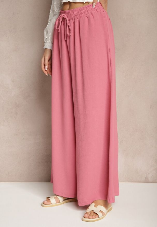 Renee - Różowe Spodnie Palazzo o Szerokim Kroju Ozdobione Sznurkiem Ularira. Okazja: na spotkanie biznesowe. Kolor: różowy. Wzór: aplikacja. Styl: biznesowy, elegancki, street
