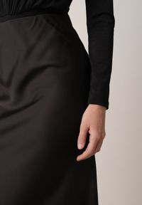Born2be - Czarna Satynowa Spódnica z Lekko Rozkloszowanym Dołem Zinnemira. Kolor: czarny. Materiał: satyna. Styl: elegancki, klasyczny #4