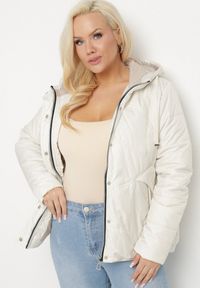 Born2be - Jasnobeżowa Kurtka Pikowana z Kapturem Karbia. Okazja: na co dzień. Typ kołnierza: kaptur. Kolekcja: plus size. Kolor: beżowy. Styl: casual, elegancki #6