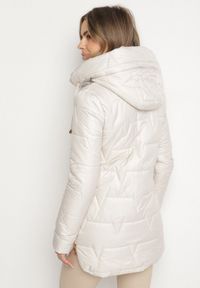 Born2be - Jasnobeżowa Pikowana Kurtka Przejściowa z Bocznymi Suwakami i Kapturem Soralessa. Okazja: do pracy, na co dzień, na spotkanie biznesowe. Kolor: beżowy. Materiał: dzianina, jeans. Długość rękawa: długi rękaw. Długość: długie. Styl: casual, biznesowy #4