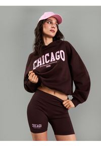 Sinsay - Bawełniana bluza hoodie z napisem "Chicago" - brązowy. Kolor: brązowy. Materiał: bawełna. Wzór: napisy