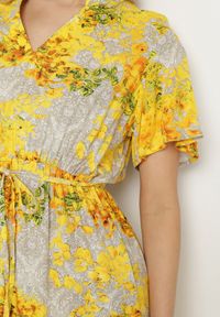 Born2be - Żółta Sukienka w Kwiaty z Paskiem Cleza. Okazja: na co dzień. Typ kołnierza: dekolt w kształcie V. Kolor: żółty. Wzór: kwiaty. Sezon: wiosna, lato. Styl: elegancki, casual #5