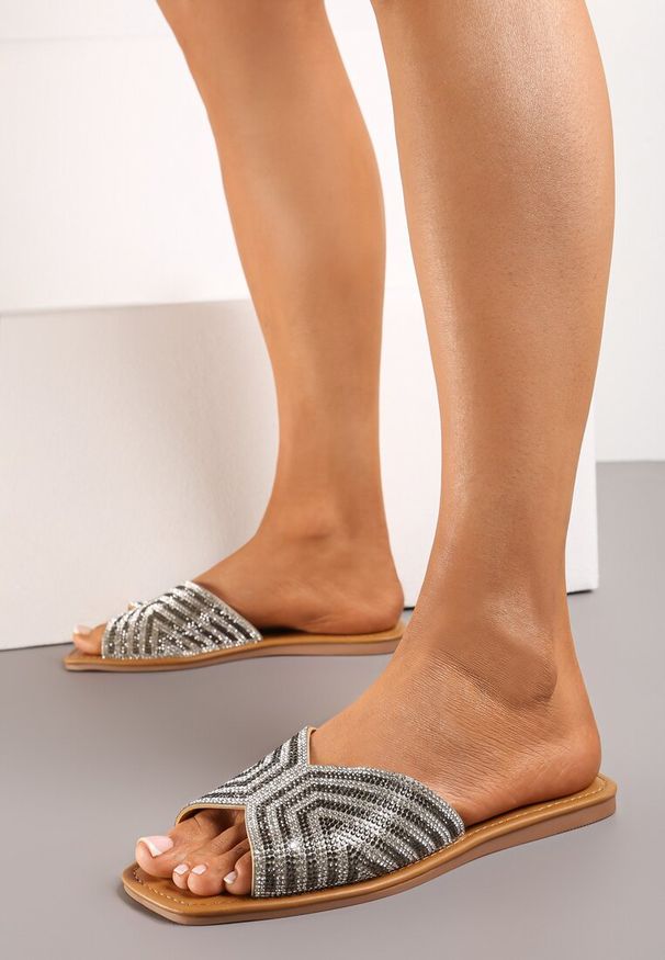 Renee - Srebrne Klapki z Ekoskóry Zdobione Cyrkoniami Marisanda. Okazja: na co dzień, na spacer, na plażę. Kolor: srebrny. Materiał: jeans. Wzór: aplikacja. Sezon: lato. Obcas: na płaskiej podeszwie. Styl: casual