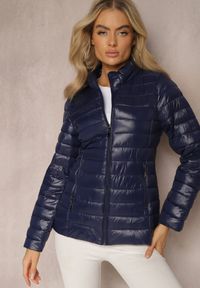 Renee - Granatowa Przejściowa Kurtka Pikowana z Zasuwanymi Kieszeniami Asethalia. Typ kołnierza: bez kaptura. Kolor: niebieski. Materiał: jeans. Wzór: aplikacja. Styl: klasyczny