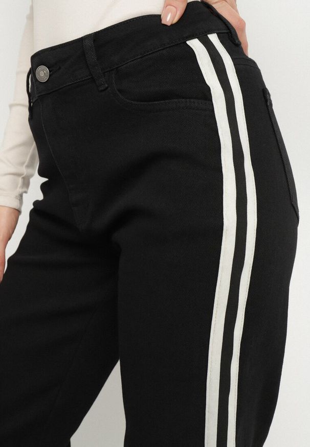 Born2be - Czarne Jeansy o Szerokim Kroju z Wysokim Stanem Zdobione Lampasami Palirea. Okazja: na co dzień. Stan: podwyższony. Kolor: czarny. Wzór: aplikacja. Styl: casual, sportowy, klasyczny