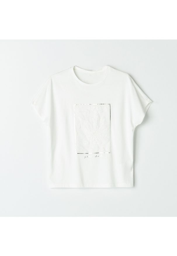 Mohito - Koszulka oversize z aplikacją - Kremowy. Kolor: kremowy. Wzór: aplikacja