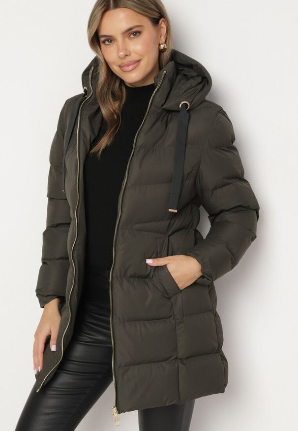 Born2be - Ciemnozielona Długa Pikowana Kurtka z Kapturem i Dwustronnym Suwakiem Naorinae. Okazja: do pracy, na co dzień. Typ kołnierza: kaptur. Kolor: zielony. Materiał: jeans. Długość rękawa: długi rękaw. Długość: długie. Sezon: zima. Styl: casual, elegancki