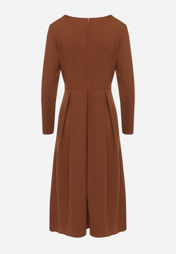 Born2be - Brązowa Rozkloszowana Sukienka Wieczorowa ze Szpiczastym Dekoltem Temithiel. Okazja: na co dzień. Kolor: brązowy. Materiał: jeans. Wzór: aplikacja. Typ sukienki: proste. Styl: wizytowy