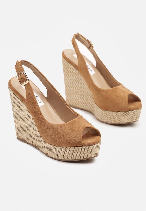 Renee - Brązowe Sandały Slingback z Imitacji Zamszu na Koturnie Daldiva. Okazja: na co dzień. Zapięcie: pasek. Kolor: brązowy. Materiał: zamsz. Obcas: na koturnie. Styl: elegancki, casual