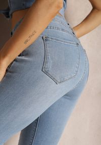 Renee - Jasnoniebieskie Skinny Jeansy z Bawełny Ozdobione Przetarciami Arcidna. Okazja: na co dzień. Kolor: niebieski. Wzór: aplikacja. Styl: casual, elegancki #3