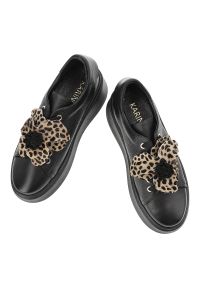 Czarne Sneakersy Karino Modne Obuwie Damskie. Okazja: na co dzień. Kolor: czarny. Materiał: skóra. Wzór: motyw zwierzęcy, kwiaty. Obcas: na platformie. Styl: casual, elegancki #4