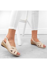 Skórzane komfortowe sandały damskie na koturnie beżowe Rieker 66189-60 beżowy. Kolor: beżowy. Materiał: skóra. Obcas: na koturnie #4