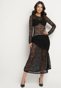 Born2be - Czarna Koktajlowa Sukienka Koronkowa z Usztywnionymi Miseczkami i Marszczeniami Temias. Kolor: czarny. Materiał: koronka. Długość rękawa: długi rękaw. Wzór: koronka. Styl: wizytowy #1