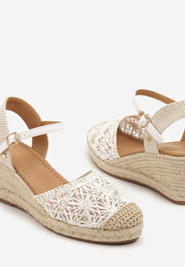 Renee - Białe Sandały Vices na Plecionym Koturnie w Stylu Boho Lisalia. Okazja: na co dzień. Nosek buta: otwarty. Zapięcie: sprzączka. Kolor: biały. Wzór: aplikacja. Obcas: na koturnie. Styl: boho
