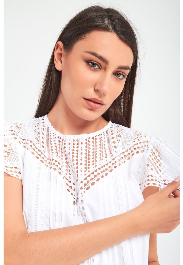 TwinSet - SUKIENKA TWINSET. Materiał: koronka. Długość rękawa: krótki rękaw. Wzór: ażurowy, koronka. Długość: mini