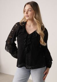 Born2be - Czarna Bluzka z Koronki Ozdobiona Falbankami Sewola. Typ kołnierza: kołnierz z falbankami. Kolor: czarny. Materiał: koronka. Wzór: aplikacja, koronka. Styl: elegancki #1