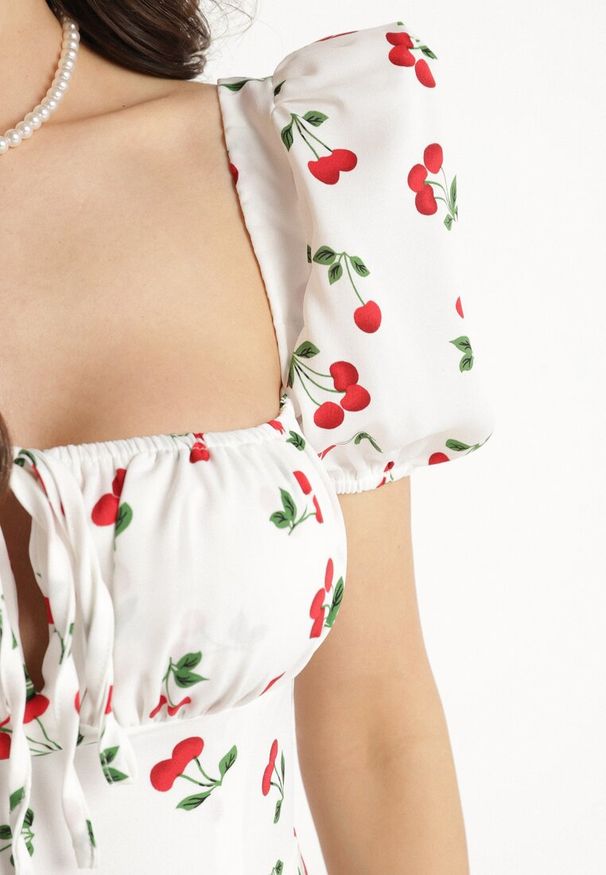 Born2be - Biała Rozkloszowana Sukienka z Wiązaniem w Wisienki Halilitia. Okazja: na co dzień. Kolor: biały. Wzór: kwiaty. Typ sukienki: proste, rozkloszowane. Styl: casual, klasyczny