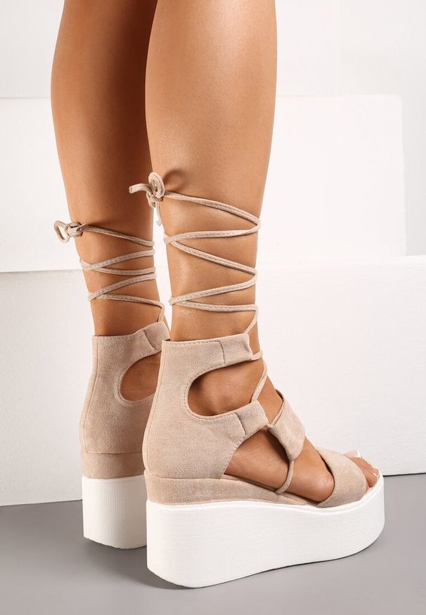 Born2be - Beżowe Wiązane Sandały na Koturnie za Kostkę Casidra. Kolor: beżowy. Obcas: na koturnie