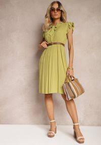 Renee - Jasnozielona Sukienka Rozkloszowana z Gumką w Talii i Wiązaniem przy Dekolcie Naque. Okazja: na co dzień. Kolor: zielony. Styl: casual #5