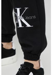 Calvin Klein Jeans spodnie dresowe damskie kolor czarny z nadrukiem. Kolor: czarny. Materiał: dresówka. Wzór: nadruk #3