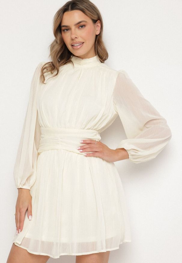 Born2be - Beżowa Sukienka Rozkloszowana ze Stójką Marszczeniami i Transparentnymi Ramionami Belabria. Okazja: na co dzień. Typ kołnierza: kołnierzyk stójkowy. Kolor: beżowy. Typ sukienki: rozkloszowane. Styl: casual, klasyczny