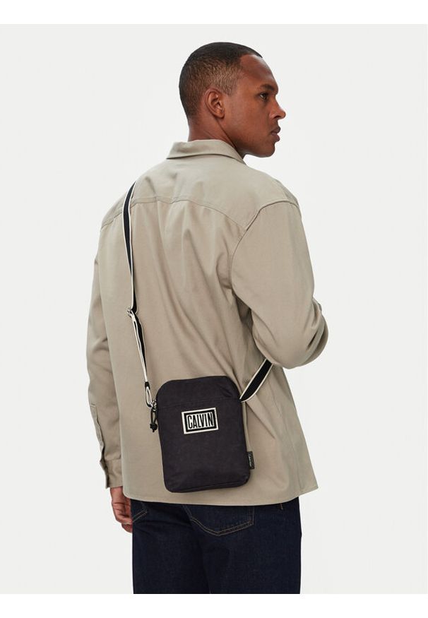Calvin Klein Saszetka Ssnl Graphic Reporter LV04D3627G Czarny. Kolor: czarny. Materiał: materiał
