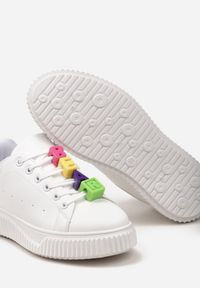 Renee - Białe Sneakersy na Niskiej Platformie z Kolorowymi Aplikacjami na Sznurówkach Lasteria. Nosek buta: okrągły. Zapięcie: sznurówki. Kolor: biały. Materiał: materiał. Wzór: aplikacja, kolorowy. Obcas: na platformie. Wysokość obcasa: niski #4