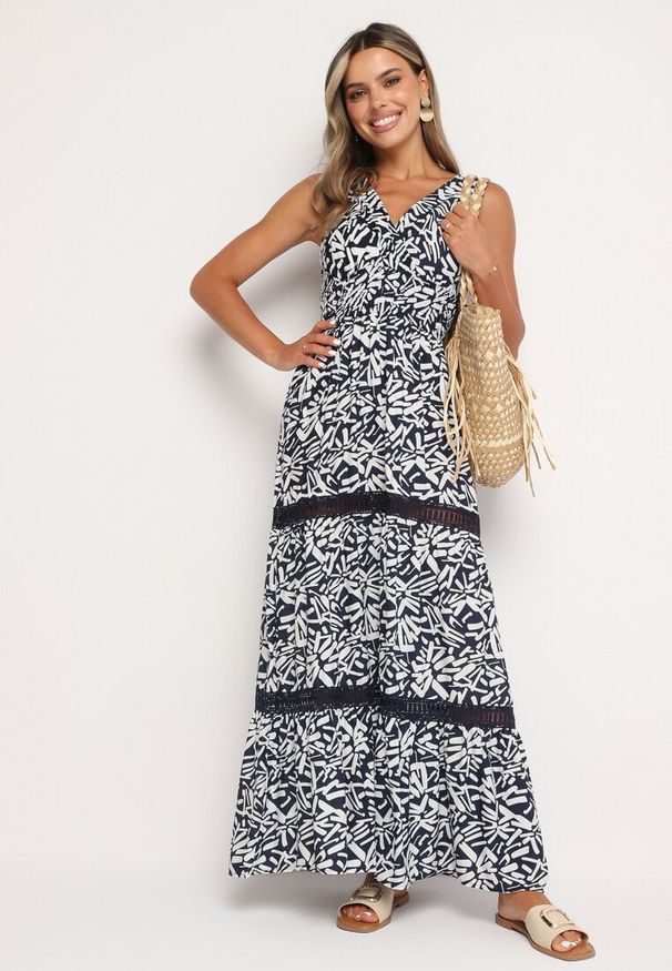 Born2be - Granatowa Bawełniana Sukienka o Taliowanym Kroju z Gumką w Talii i Wiązaniem na Szyi Xenena. Kolor: niebieski. Materiał: bawełna