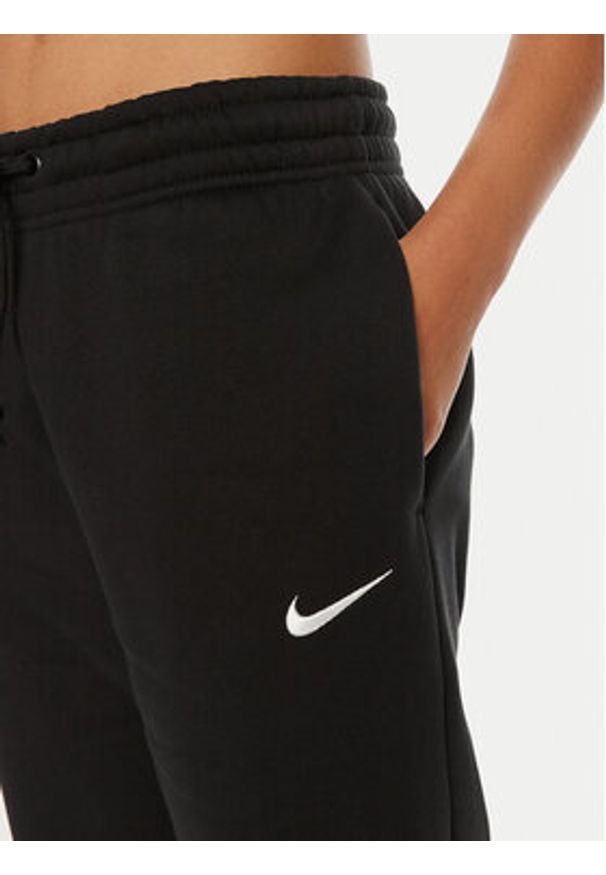 Nike Spodnie dresowe FZ7626 Czarny Regular Fit. Kolor: czarny. Materiał: bawełna