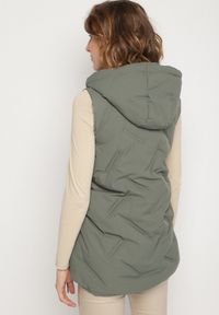 Born2be - Zielona Casualowa Kamizelka z Kapturem i Pikowanymi Przeszyciami Caletta. Okazja: na co dzień. Typ kołnierza: kaptur. Kolor: zielony. Materiał: jeans. Styl: casual #2