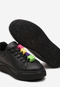 Renee - Czarne Sneakersy na Niskiej Platformie z Kolorowymi Aplikacjami na Sznurówkach Lasteria. Nosek buta: okrągły. Zapięcie: sznurówki. Kolor: czarny. Materiał: materiał. Wzór: aplikacja, kolorowy. Obcas: na platformie. Wysokość obcasa: niski #5