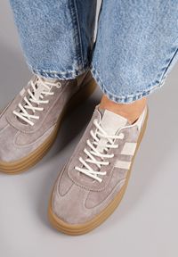 Born2be - Jasnobrązowe Zamszowe Sneakersy na Grubej Podeszwie z Paskami i Skórzaną Wkładką Felenne. Okazja: na co dzień. Zapięcie: pasek. Kolor: brązowy. Materiał: zamsz, skóra. Wzór: paski #5