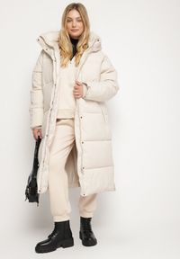 Born2be - Jasnobeżowa Pikowana Kurtka Zimowa z Kapturem i Bocznymi Suwakami Falossea. Okazja: na co dzień. Typ kołnierza: kaptur. Kolekcja: plus size. Kolor: beżowy. Materiał: jeans, poliester, dzianina. Sezon: zima. Styl: klasyczny, casual