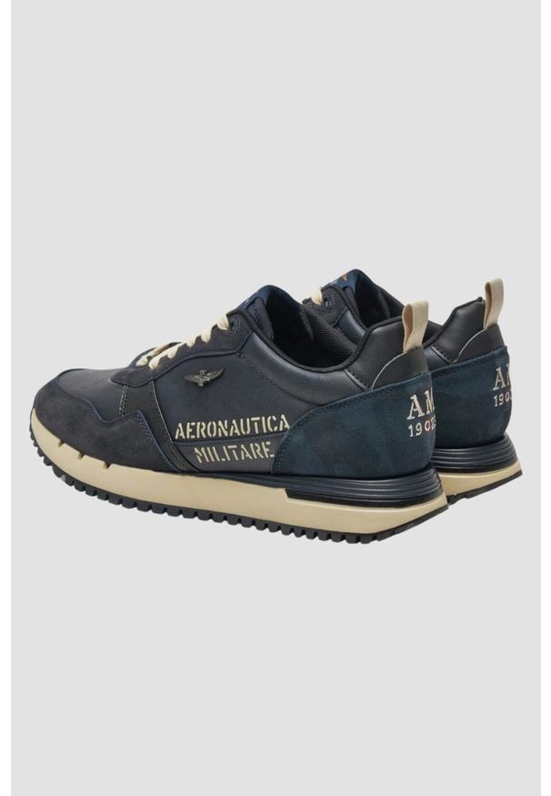 Aeronautica Militare - AERONAUTICA MILITARE Granatowe męskie sneakersy Eco-leather AM. Okazja: na co dzień. Kolor: niebieski. Materiał: zamsz, skóra. Szerokość cholewki: normalna. Wzór: nadruk