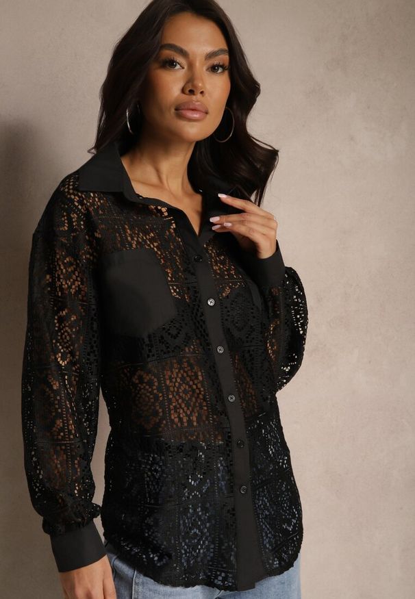 Renee - Czarna Koszula z Ażurowej Tkaniny z Kieszeniami Terista. Kolor: czarny. Materiał: tkanina. Wzór: ażurowy