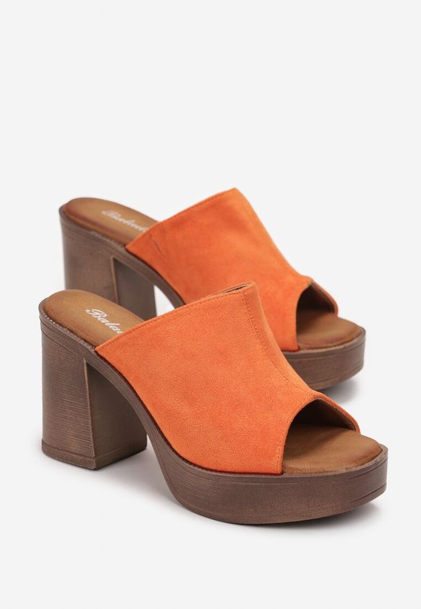 Renee - Pomarańczowe Klapki z Szerokim Paskiem na Słupku w Stylu Drewniaków Sabirah. Kolor: pomarańczowy. Obcas: na słupku. Styl: boho